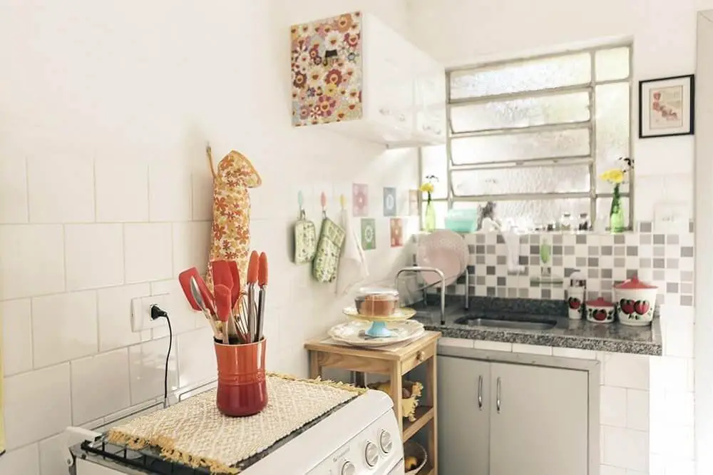 decoracao-cozinha-simples-cozinha-pequena-com-talheres-coloridos-casaaberta-17548-square_cover_xlarge