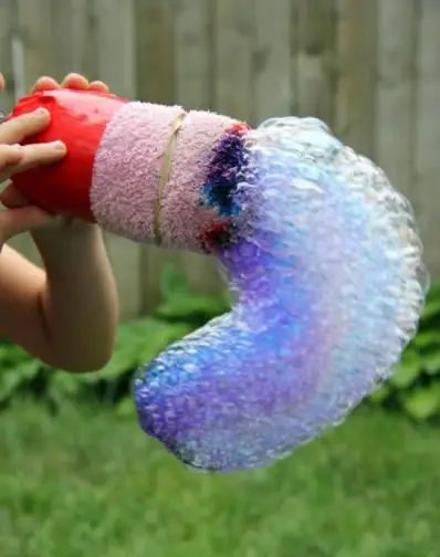 brinquedo com garrafa pet que gera espuma e bolhas