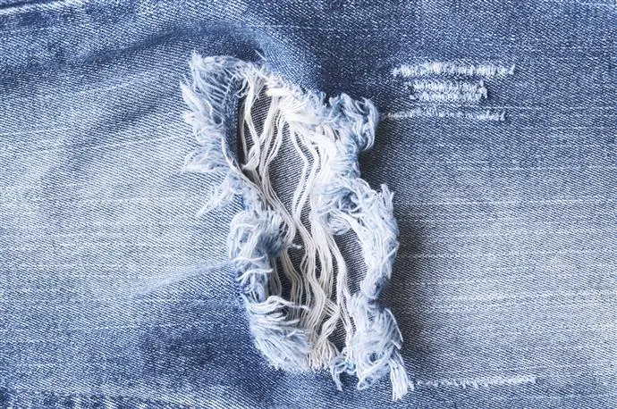 como consertar jeans rasgado
