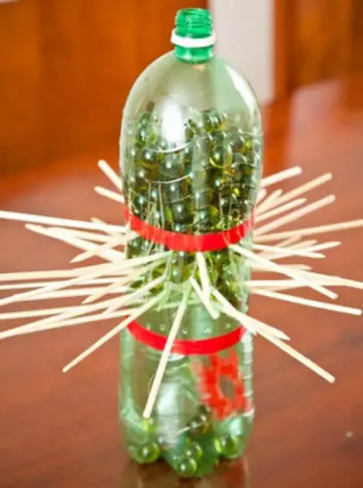 brinquedo pega vareta com garrafa pet reciclada e bolinhas de gude