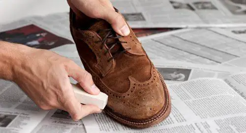 como limpar sapatos de camurça